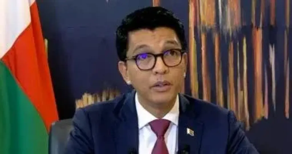 رئيس مدغشقر يغادر العاصمة وسط تصاعد الاحتجاجات ورفض الجيش قمع المتظاهرين