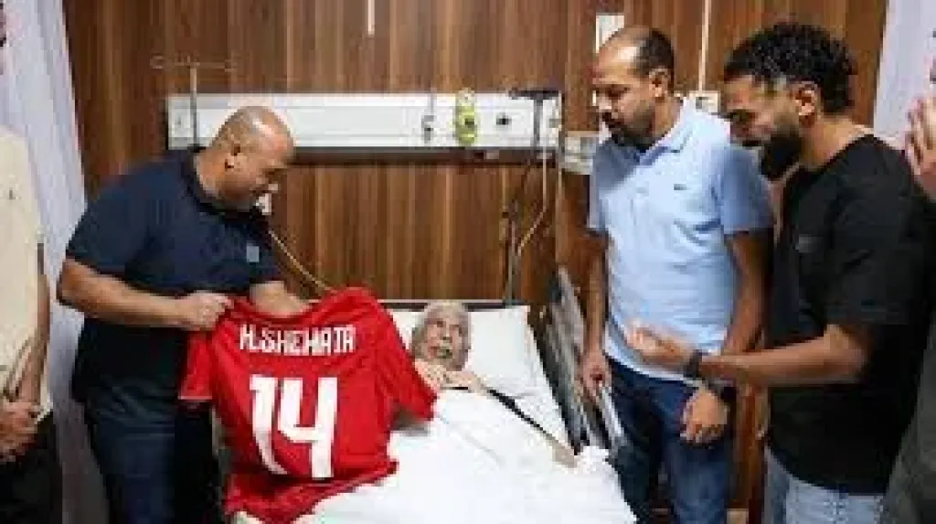 وليد صلاح الدين ولاعبو الأهلي يزورون حسن شحاتة فى المستشفى.. صور