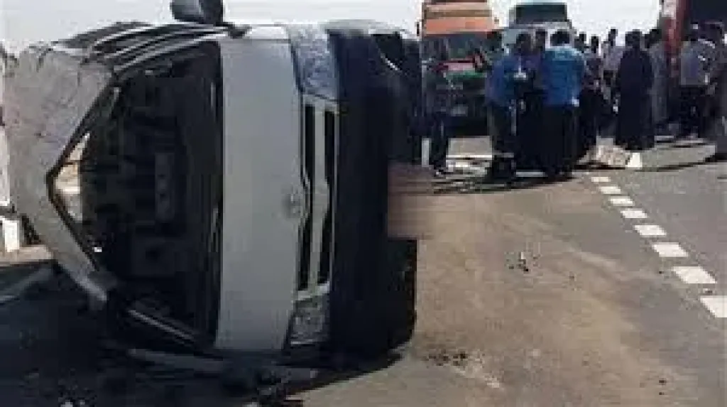 مصرع سيدة وإصابة 10 أشخاص فى حادث انقلاب ميكروباص بالطريق الأوسطى