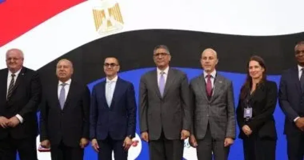 محافظ الجيزة يشهد تدشين خطوط الإنتاج الجديدة لإحدى الشركات بمدينة أكتوبر