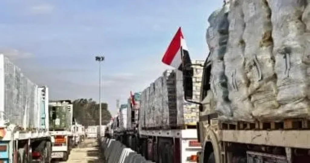 شاحنات الغاز والوقود تتدفق إلى غزة بموجب اتفاق شرم الشيخ