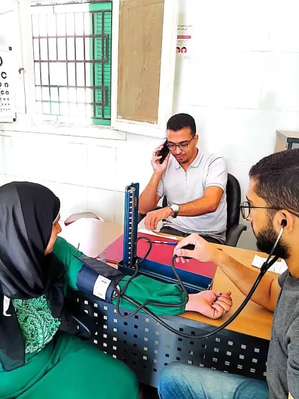 تقديم خدمات طبية وتوعوية لأكثر من 470 مواطن ضمن القوافل الطبية والسكانية المجانية بمركزي كفر الدوار والدلنجات