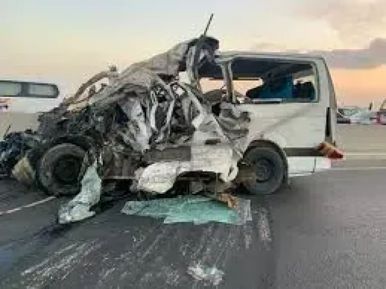 إصابة 11 شخصا في اصطدام ميكروباص بعمود إنارة بالعاشر من رمضان