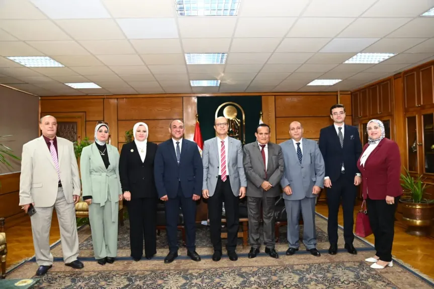 رئيس جامعة أسيوط يستقبل المشاركين في الملتقى التوعوي