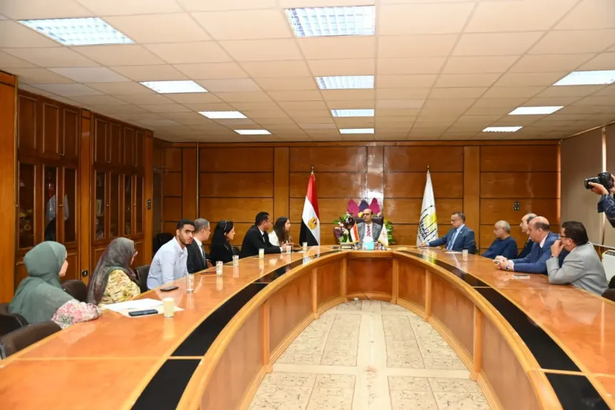 رئيس جامعة أسيوط يبحث مع وفد إحدى الشركات الداعمة سُبل تطوير