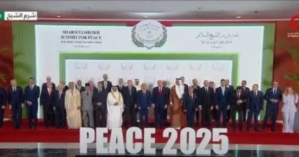 الرئيس السيسى وترامب يتوسطان صورة تذكارية لقادة قمة شرم الشيخ للسلام