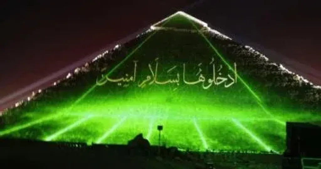 الأهرامات تحتفى بقمة شرم الشيخ