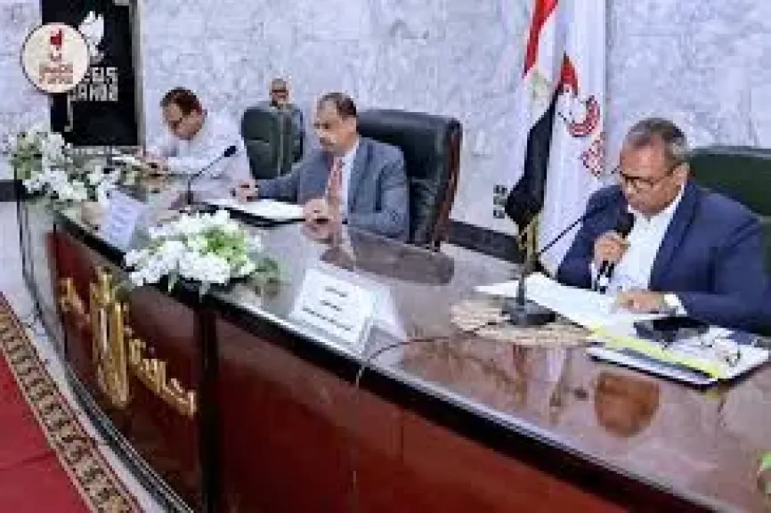 تمهيدا لتطبيق القانون الجديد، محافظ سوهاج يترأس اجتماع لجنة حصر مباني الإيجار القديم