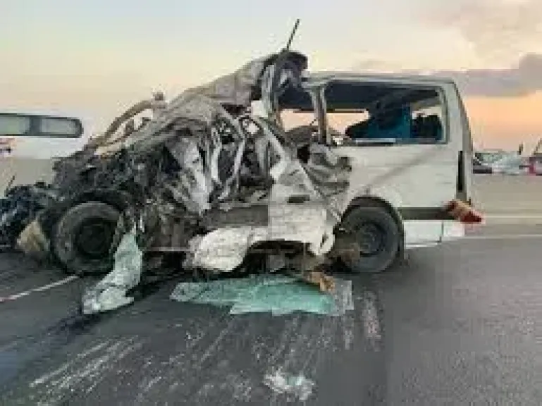 مصرع عامل وإصابة 18 آخرين في حادث انقلاب سيارة بالطريق الصحراوي بالبحيرة