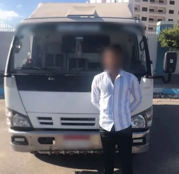 القبض على سائق نقل وضع قدمه خارج نافذة السيارة على الطريق الدائري
