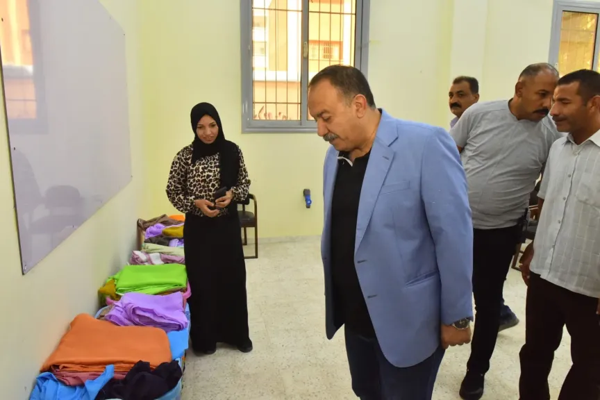 *محافظ أسيوط يتابع إنتاج مشغل الخياطة بالمجمع الحرفي بالشامية