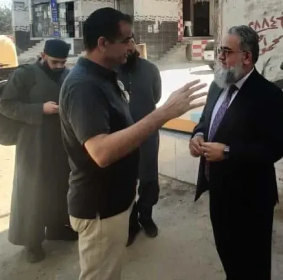 وفد من جامعة الكرم الاسلامية بانجلترا يزور قبرالدكتور احمد عمرهاشم