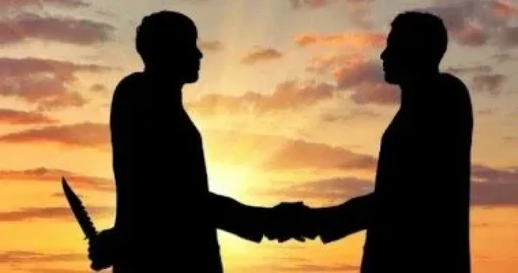 قصة عامل سلم صديقه لـ 3 أشخاص لقتله ليعيد فيلم ”إبراهيم الأبيض” للواقع