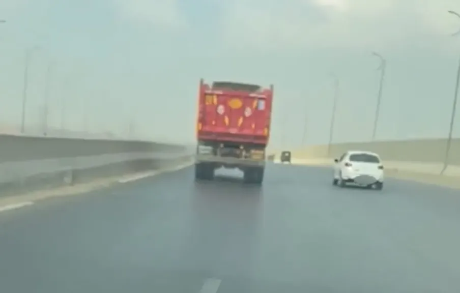 ضبط سائق نقل ثقيل ينزع لوحة سيارته ويسير برعونة