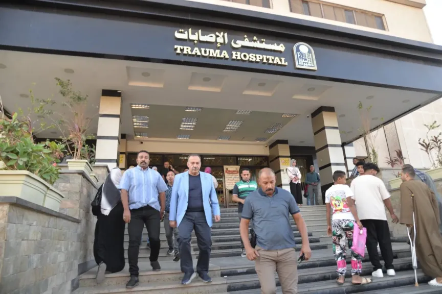 *محافظ أسيوط يزور الأطفال المصابين في حادث سقوط تروسيكل بمنقباد