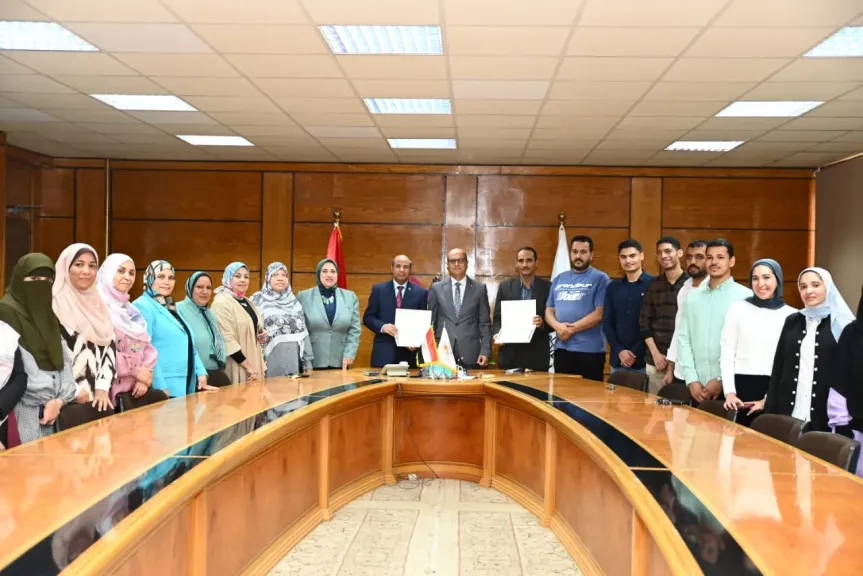 رئيس جامعة أسيوط يحتفي بأسرة كلية التربية الفائزة بالمركز الأول