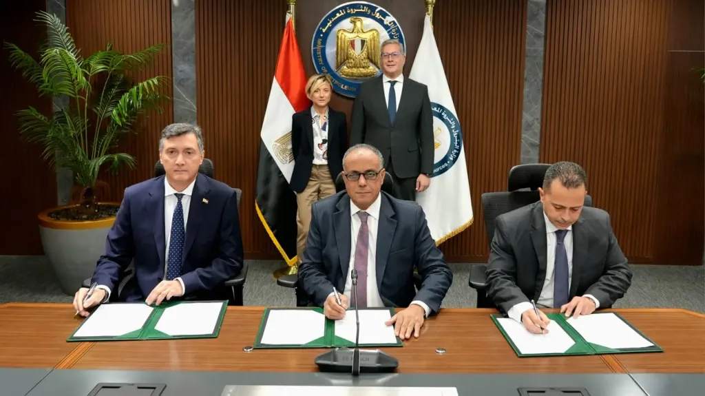 وزير البترول والثروة المعدنية يشهد توقيع تمديد عقد تنمية حقل بلطيم شرق بين هيئة البترول وشركتي ”إيني” و”بي بي”
