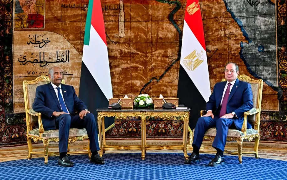 الرئيس السيسي يناقش مع البرهان تطورات الأوضاع في السودان الشقيق..صور