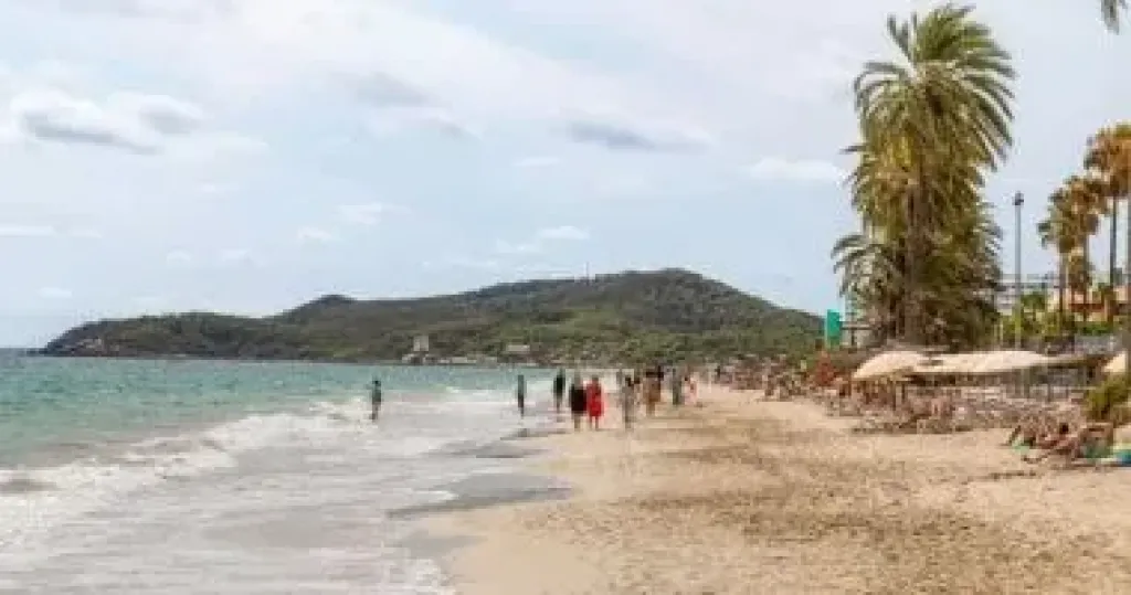 أمواج إيبيزا تجرف قدما بشرية إلى شاطئ سياحى شهير