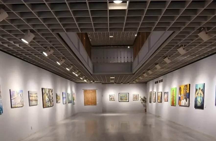 بعد غد.. افتتاح معرض التشكيلية الرومانية كارمن بيترارو ”سيمفونية الزهور” بالأوبرا