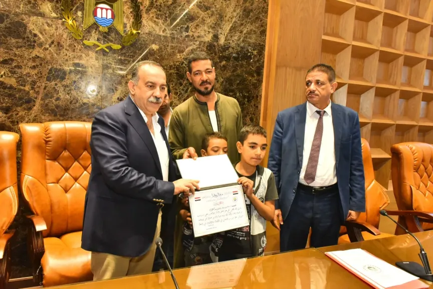 محافظ أسيوط يكرم مواطناً أنقذ أطفال ”تروسيكل منقباد” من الغرق