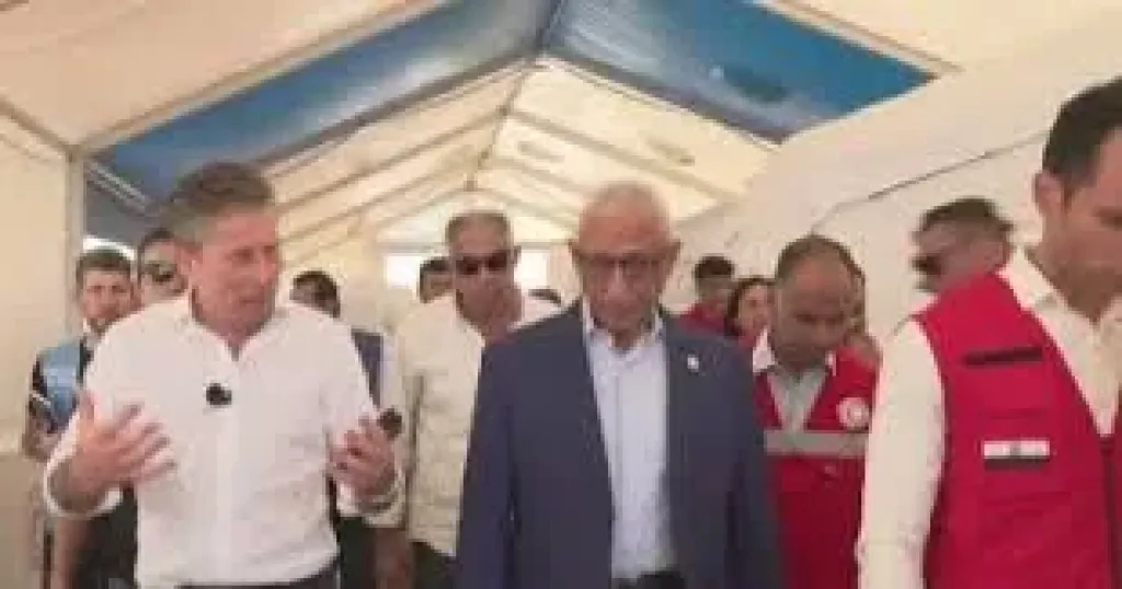منسق الأمم المتحدة يزور مركز الهلال الأحمر المصرى لتوزيع المساعدات إلى غزة