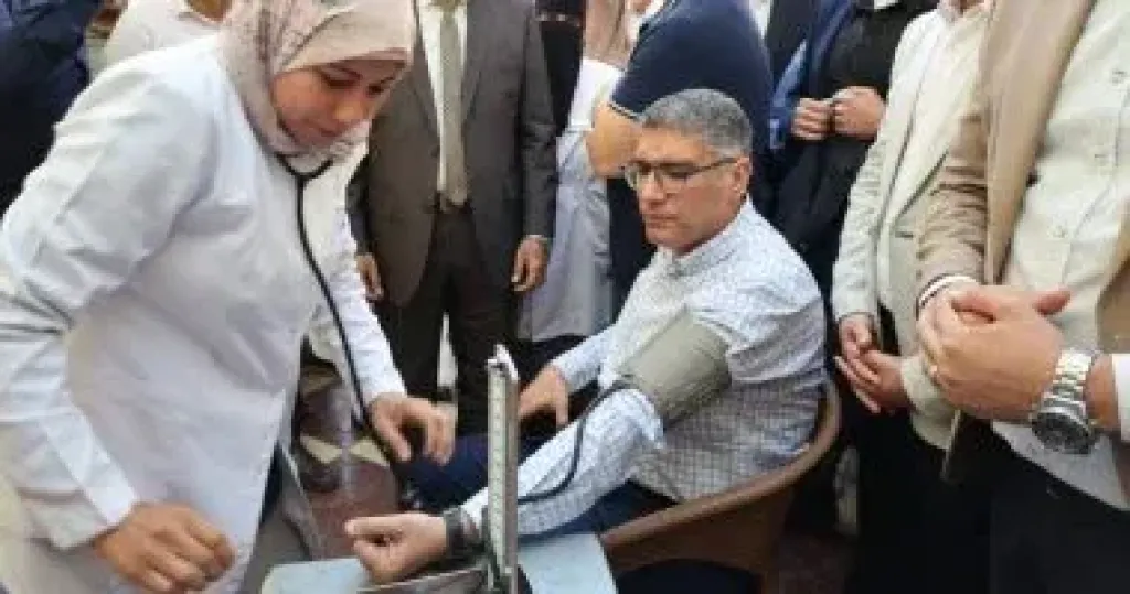 محافظ الجيزة يخضع للفحص الطبى مع الأهالى فى قافلة طبية بالواحات