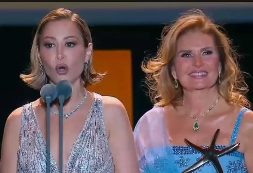 يسرا تقدم تكريم منة شلبي.. والأخيرة لجمهورها: ”بحبكم قوي وبحب السينما ”