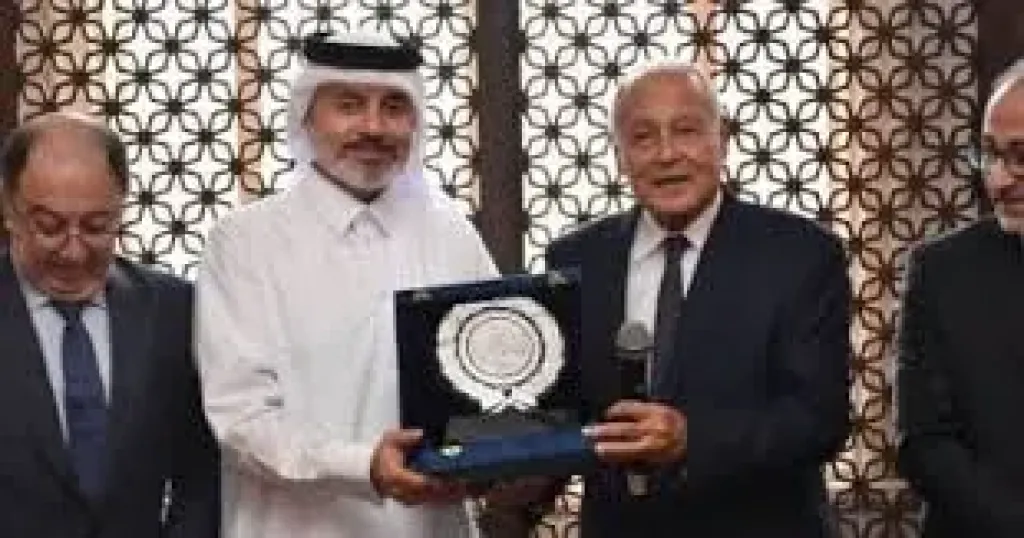 أحمد أبو الغيط يهدى درع الجامعة لسفير قطر