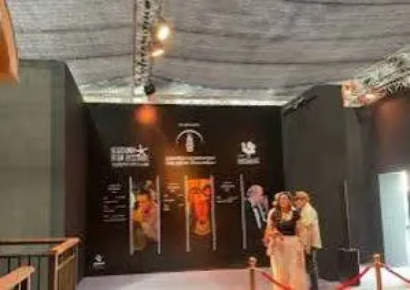 مهرجان الجونة، نجيب وسميح ساويرس يفتتحان معرض ”باب الحديد” لأعمال يوسف شاهين