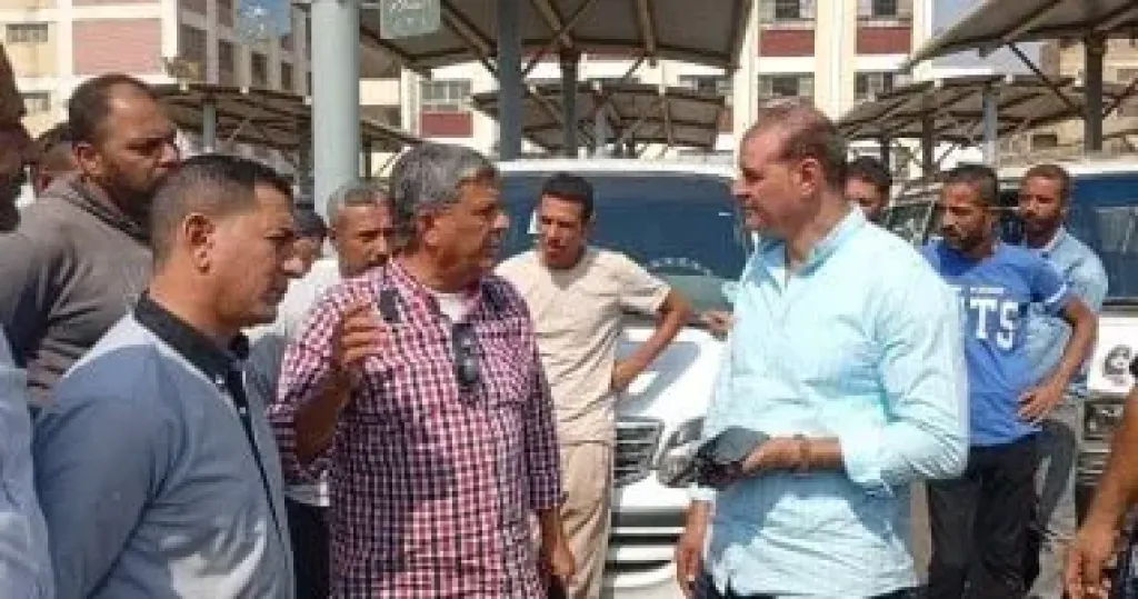 رئيس حى الهرم يتابع انتظام مواقف السرفيس والعمل بالتعريفة الجديدة
