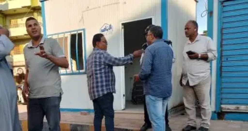 يقاف سيارة لمخالفة تعريفة الركوب والحمولة الزائدة بموقف تلا في شبين الكوم