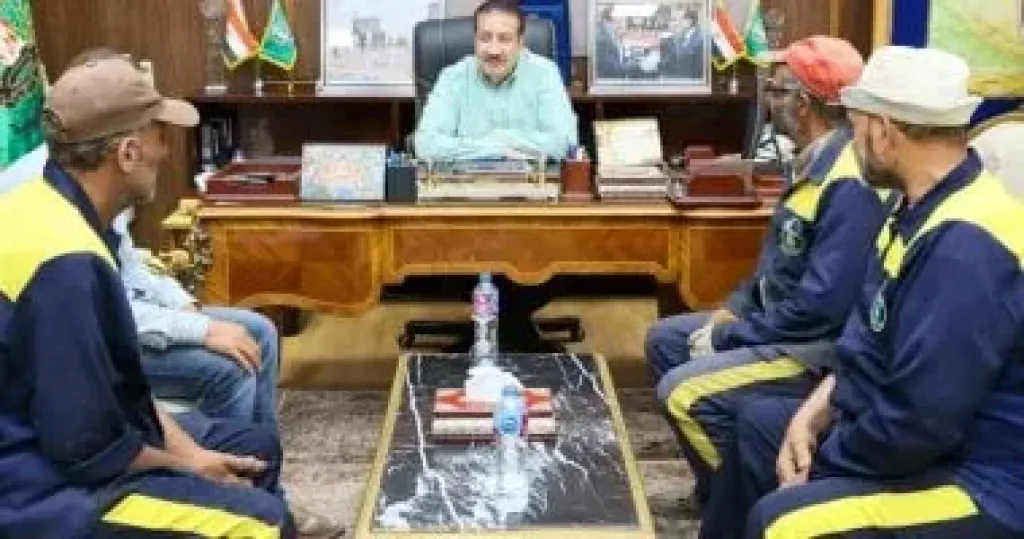 محافظ المنوفية يلتقى عددا من عمال النظافة بمكتبه ويقرر صرف مكافآت مالية