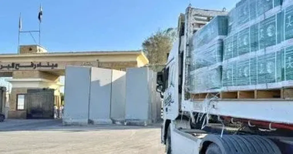 دفعة جديدة من المساعدات الإغاثية السعودية تعبر منفذ رفح إلى كرم أبو سالم