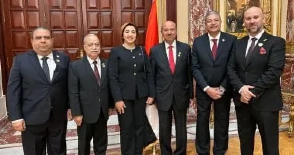 هيئة الحزب المصرى الديمقراطى تلتقط صورا تذكارية بالجلسة الافتتاحية للشيوخ