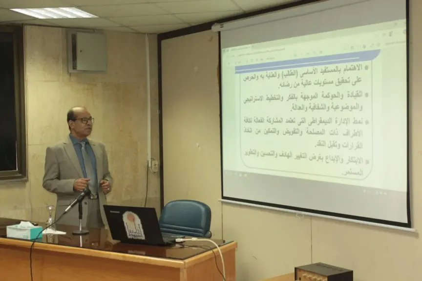 جانب من متابعه