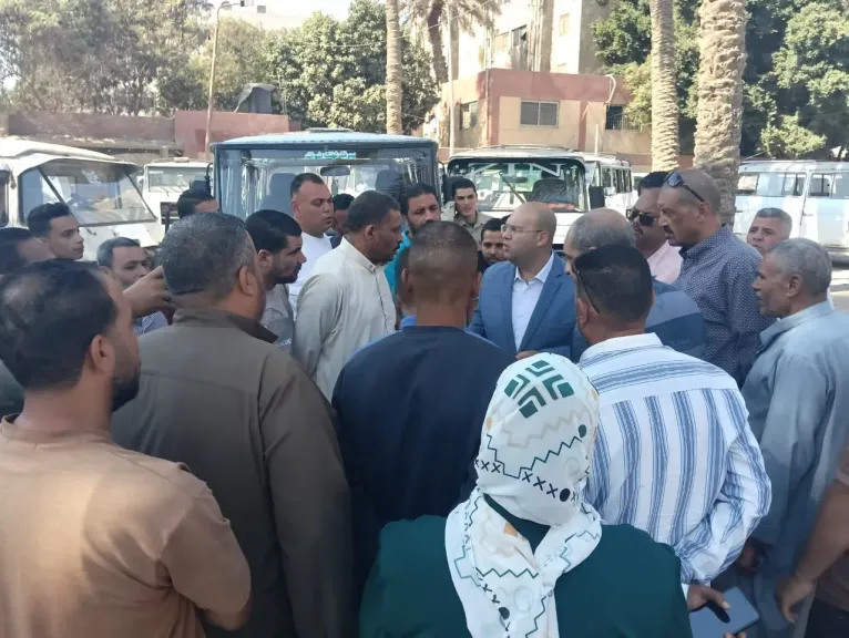 نائب محافظ الجيزة يتفقد المواقف فى كرداسة وأوسيم لمتابعة التزام السائقين بالتعريفة