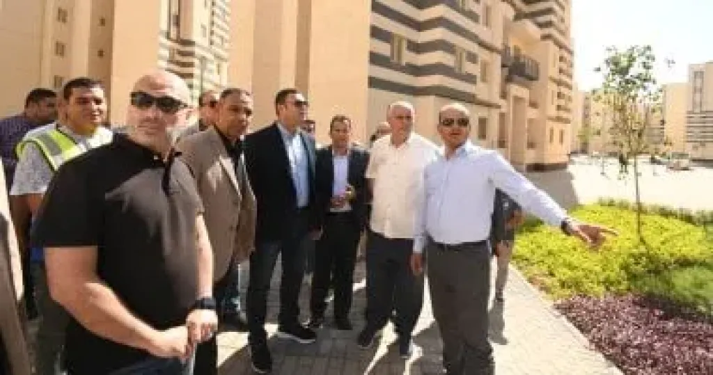 وزير الإسكان يختتم جولته بمتابعة أعمال الطرق والمحاور والتطوير بمدينة العبور