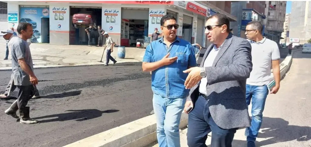 رئيس مدينة كفر الدوار يتابع أعمال الرصف  والتعديلات بشوارع المدينة..صور