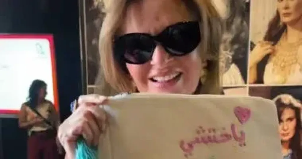 يسرا تكشف سر حقيبتها ”ياختشي كده ينفع وكده ينفع” بمهرجان الجونة