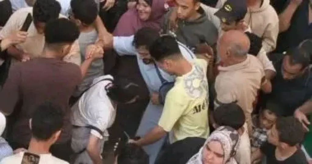 تامر حسنى يحقق حلم طفلة مصابة بالسرطان بزيارة مفاجئة لمنزلها