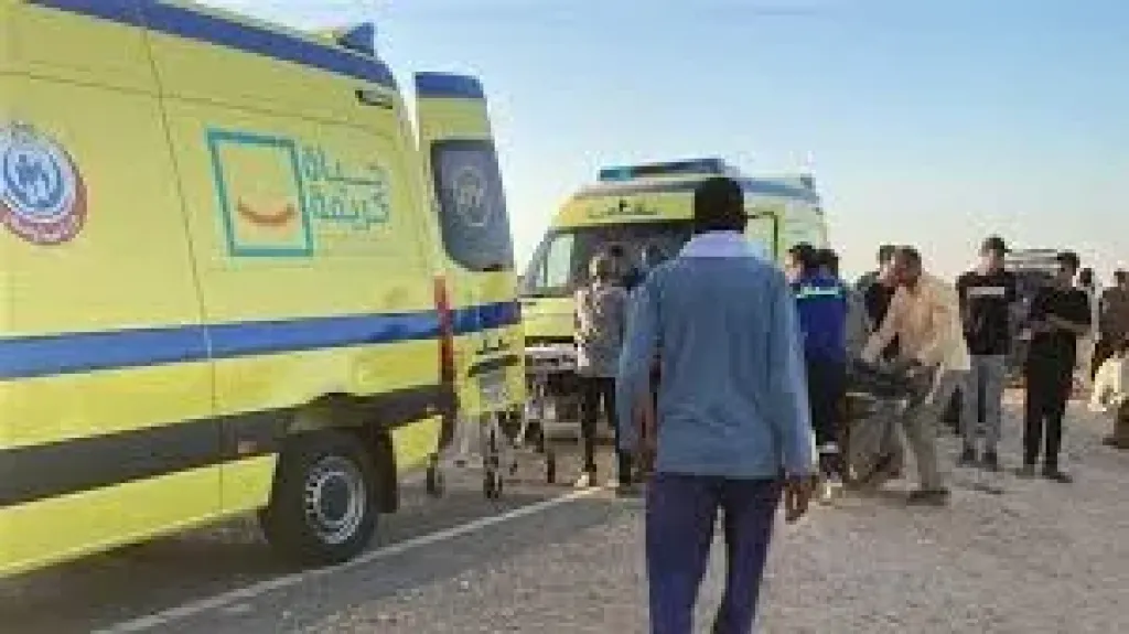 إصابة 3 أشخاص بينهم طفل في تصادم ميكروباص بعربة كارو في الوادي الجديد