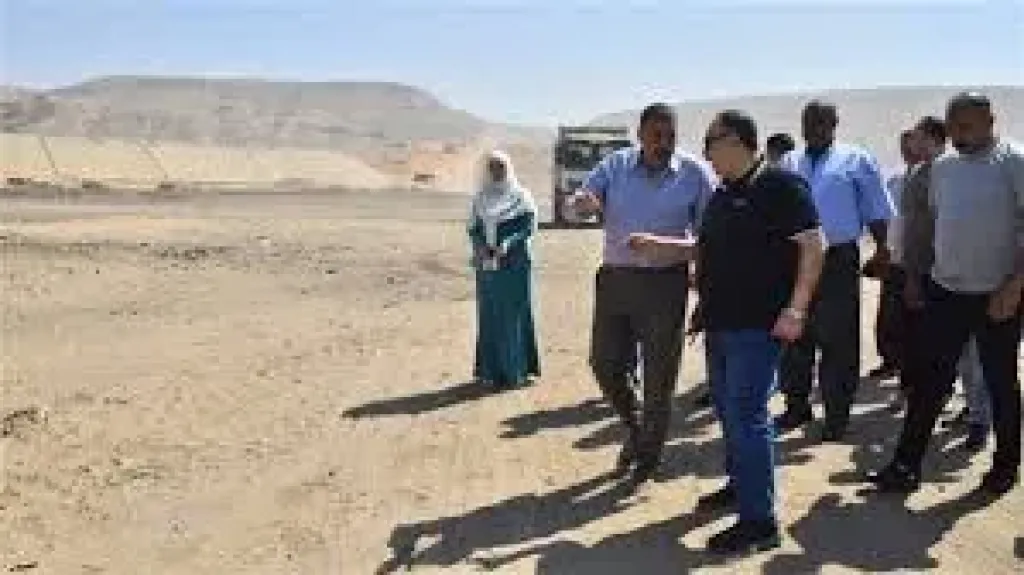محافظ أسيوط يوجه بزراعة جانبي المحور التنموي الجديد بين البداري وطريق البحر الأحمر