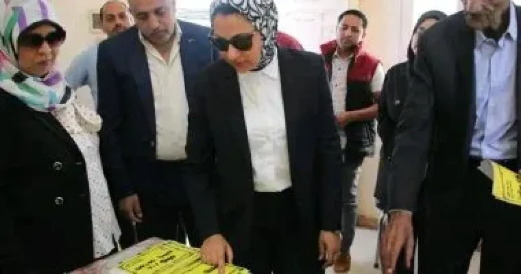 نائب محافظ الوادى الجديد تتفقد موقف الخارجة لمتابعة الالتزام بالتعريفة الجديدة