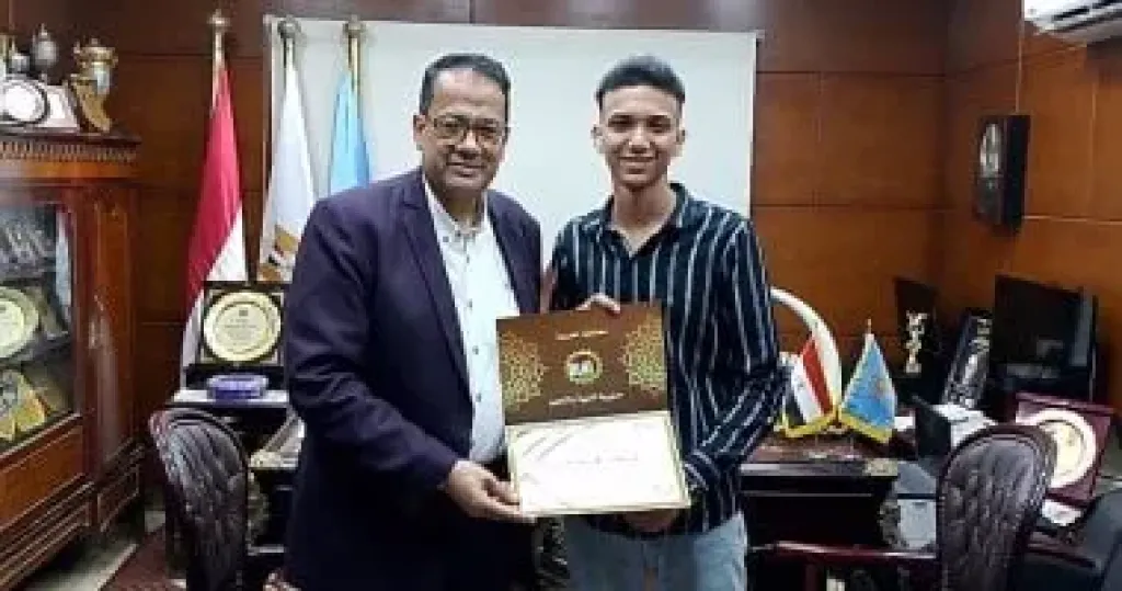 تكريم الطالب محمد عمارة لفوزه بالمركز الأول فى مسابقة الملتقى الفكرى بالغربية