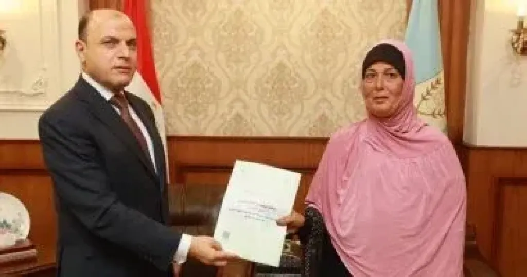 محافظ كفر الشيخ يُسلّم 6 عقود تقنين والانتهاء من تسليم 1495 عقد