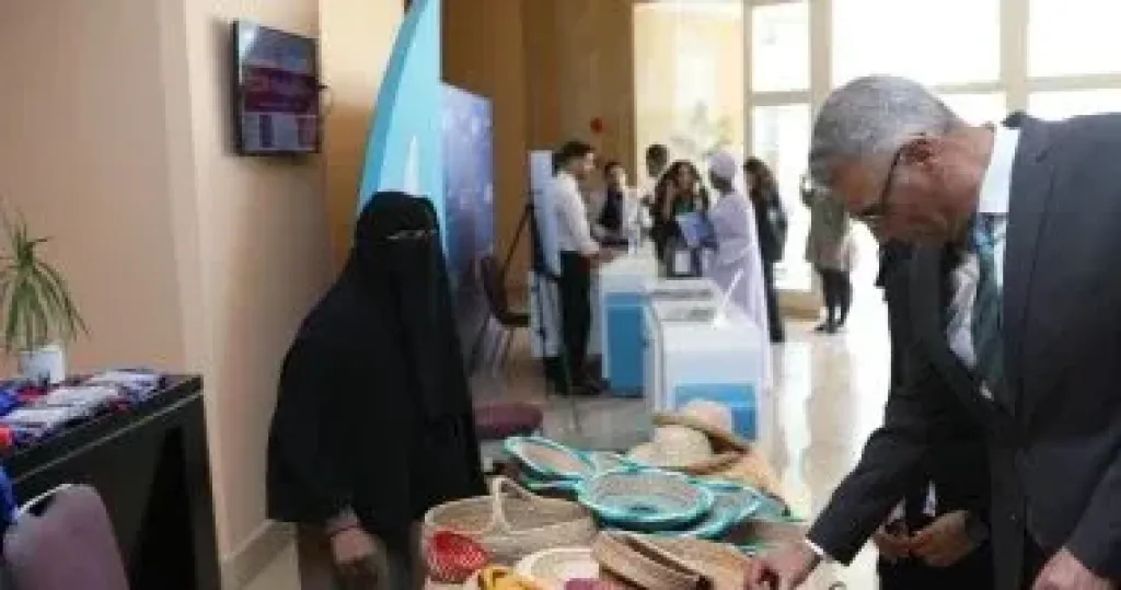 محافظ أسوان يتفقد معرض المشغولات اليدوية على هامش منتدى السلام