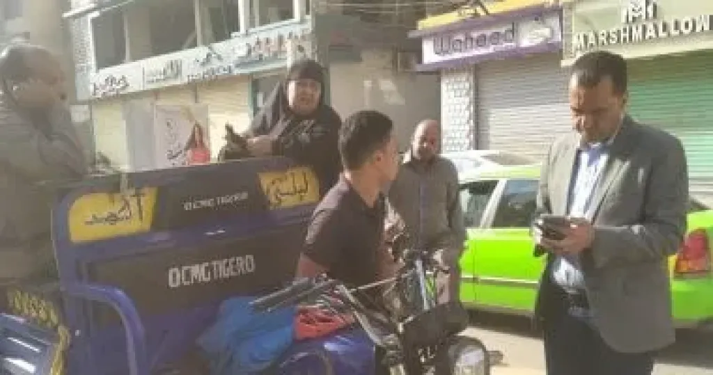 ضبط والتحفظ على تروسيكلات بمنوف لتحميل سائقيها ركاب وتعريض حياتهم للخطر