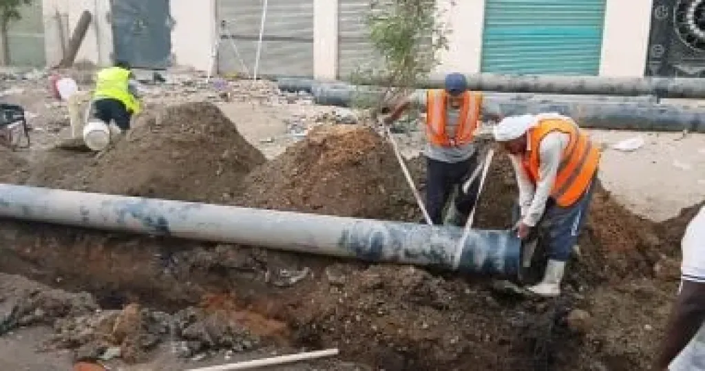 محافظة أسوان: إصلاح انسداد بخط طرد رئيسى للصرف الصحى بمنطقة الكرور