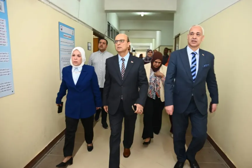 رئيس جامعة أسيوط يتفقد أعمال حملة التطعيم ضد فيروس الكبد